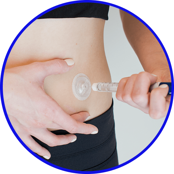 mujer inyectando diabetes-min